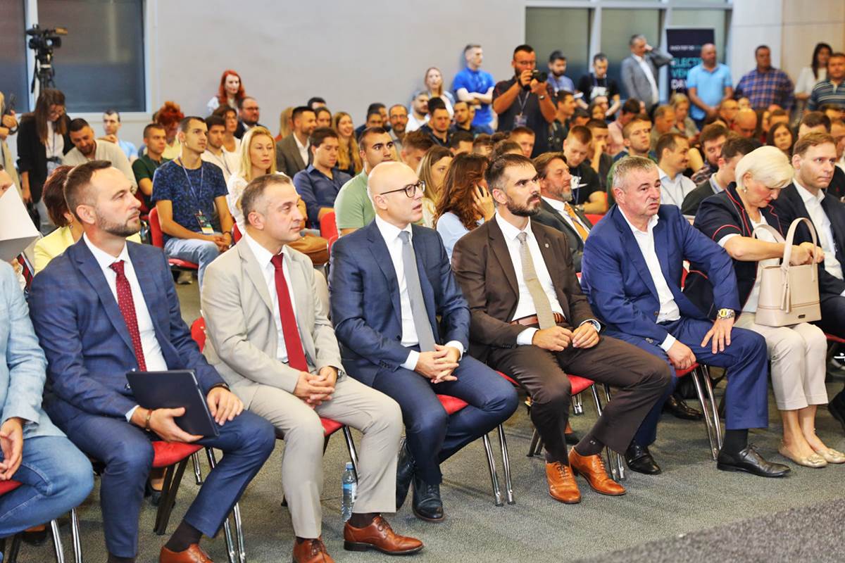 NA NOVOSADSKOM SAJMU OTVORENA MANIFESTACIJA POSVEĆENA ELEKTROMOBILNOSTI