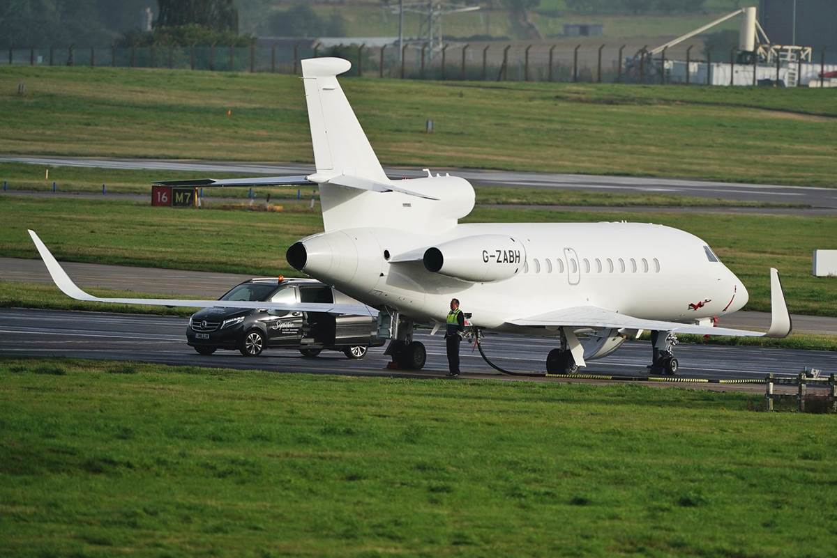 Voditelj otvorio šampanjac povodom smrti kraljice Elizabete