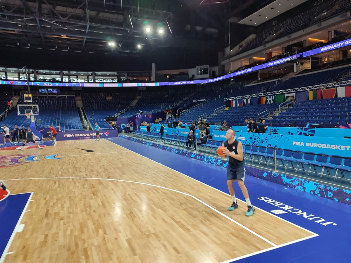 Košarkaši Srbije prvi trening u Berlinu.jpg