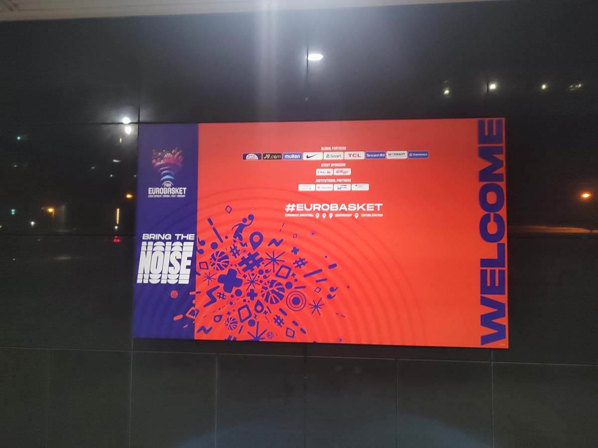 Mercedes Benz Arena  (5).jpg