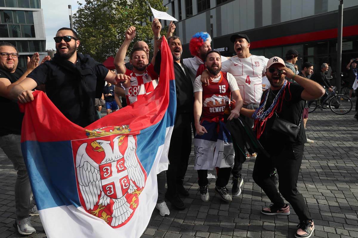 Srpski i hrvatski navijači pevaju zajedno Koktel ljubavi na Eurobasketu