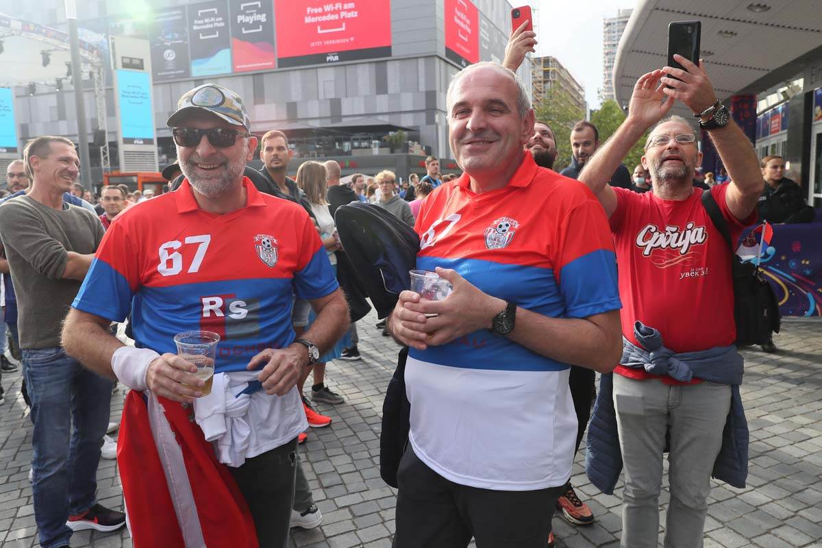 Srpski i hrvatski navijači pevaju zajedno Koktel ljubavi na Eurobasketu