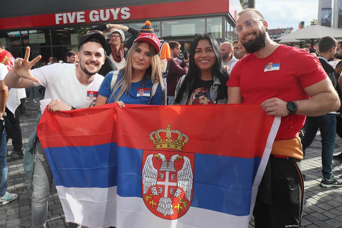 Srpski i hrvatski navijači pevaju zajedno Koktel ljubavi na Eurobasketu