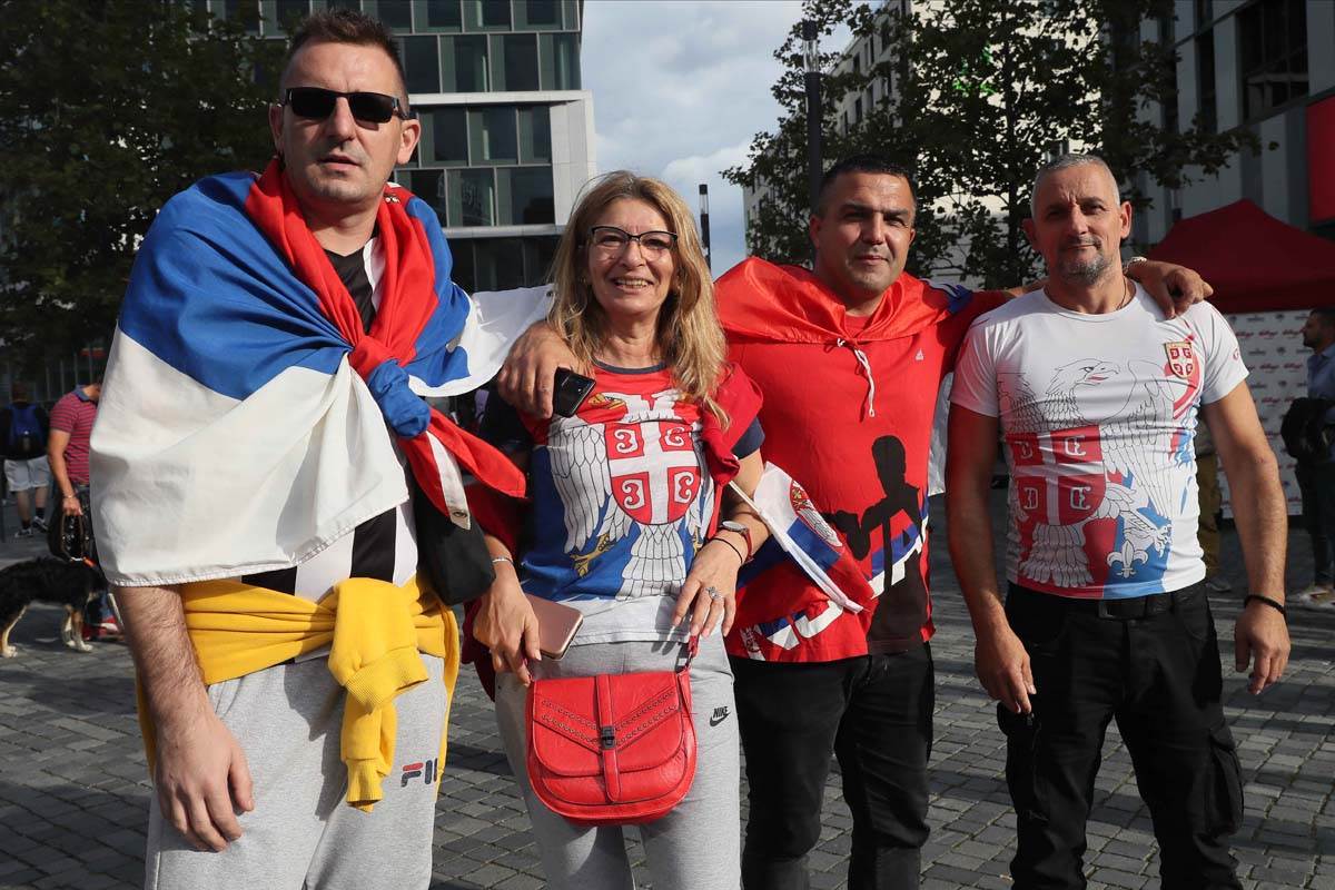 Srpski i hrvatski navijači pevaju zajedno Koktel ljubavi na Eurobasketu