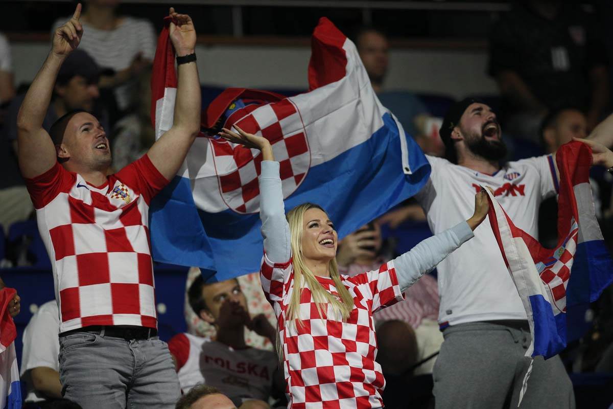 Srpski i hrvatski navijači pevaju zajedno Koktel ljubavi na Eurobasketu