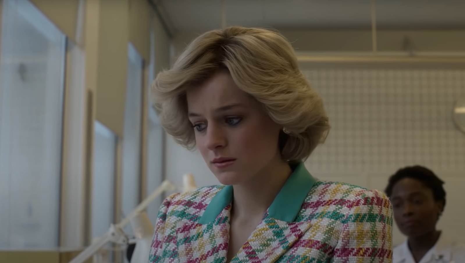 ema korin kao princeza dajana u seriji kruna (7).png