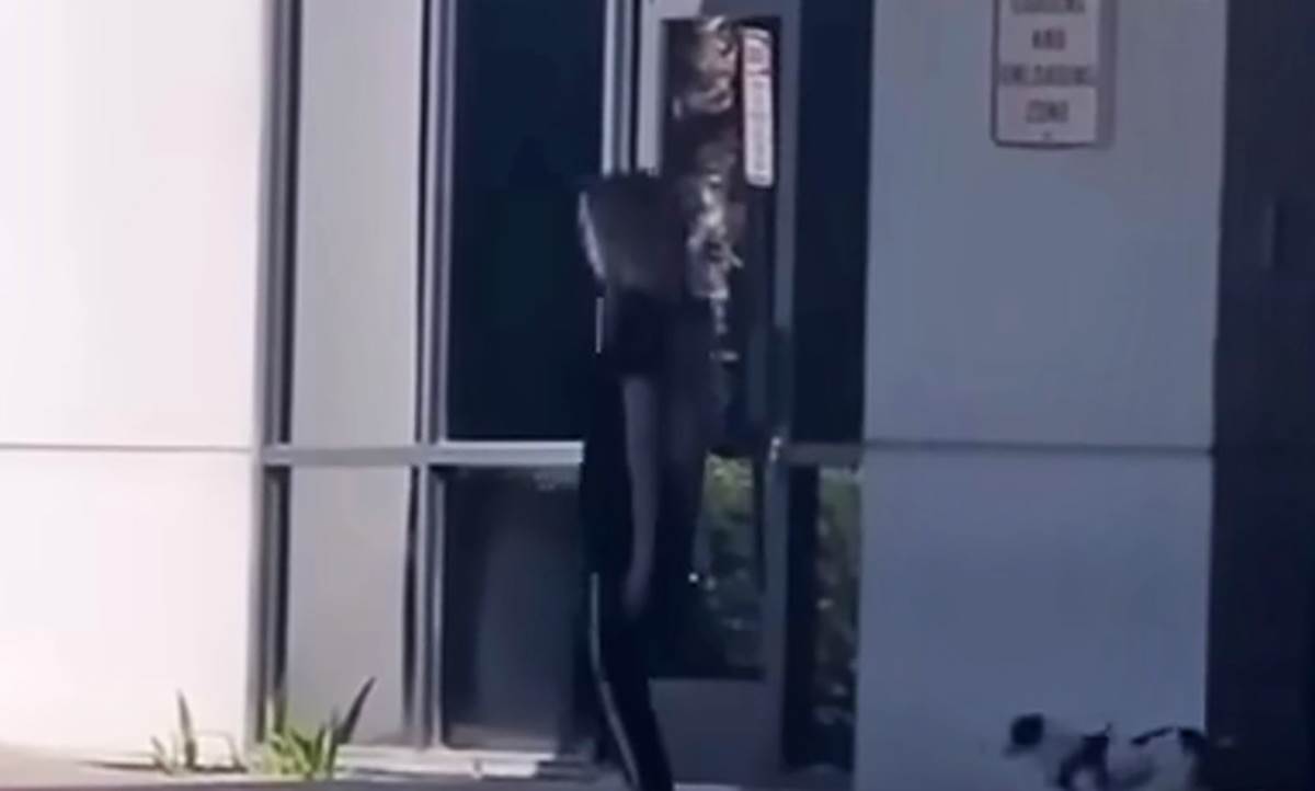 Kara Delevinj raščupana i prljava na aerodromu