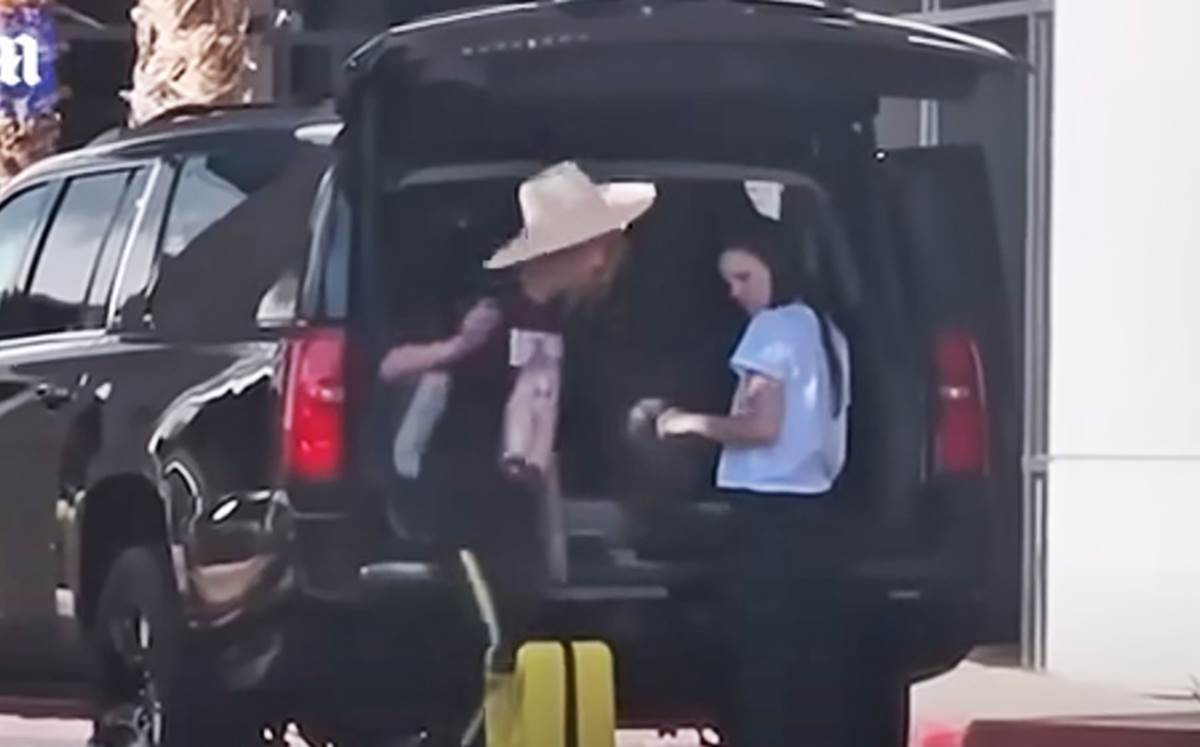 Kara Delevinj raščupana i prljava na aerodromu