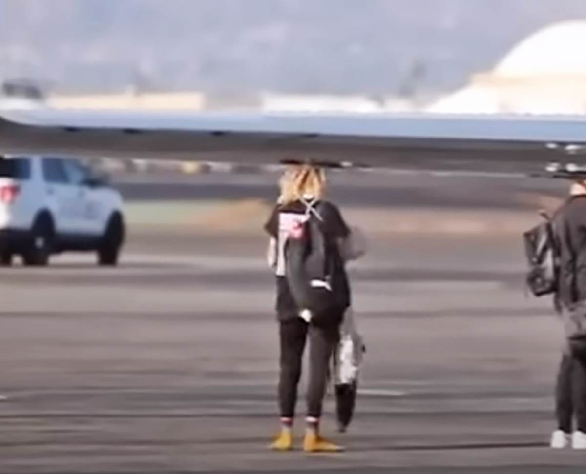 Kara Delevinj raščupana i prljava na aerodromu