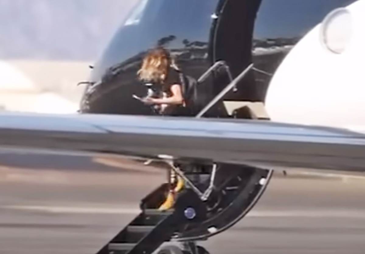 Kara Delevinj raščupana i prljava na aerodromu