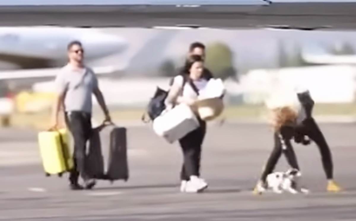 Kara Delevinj raščupana i prljava na aerodromu