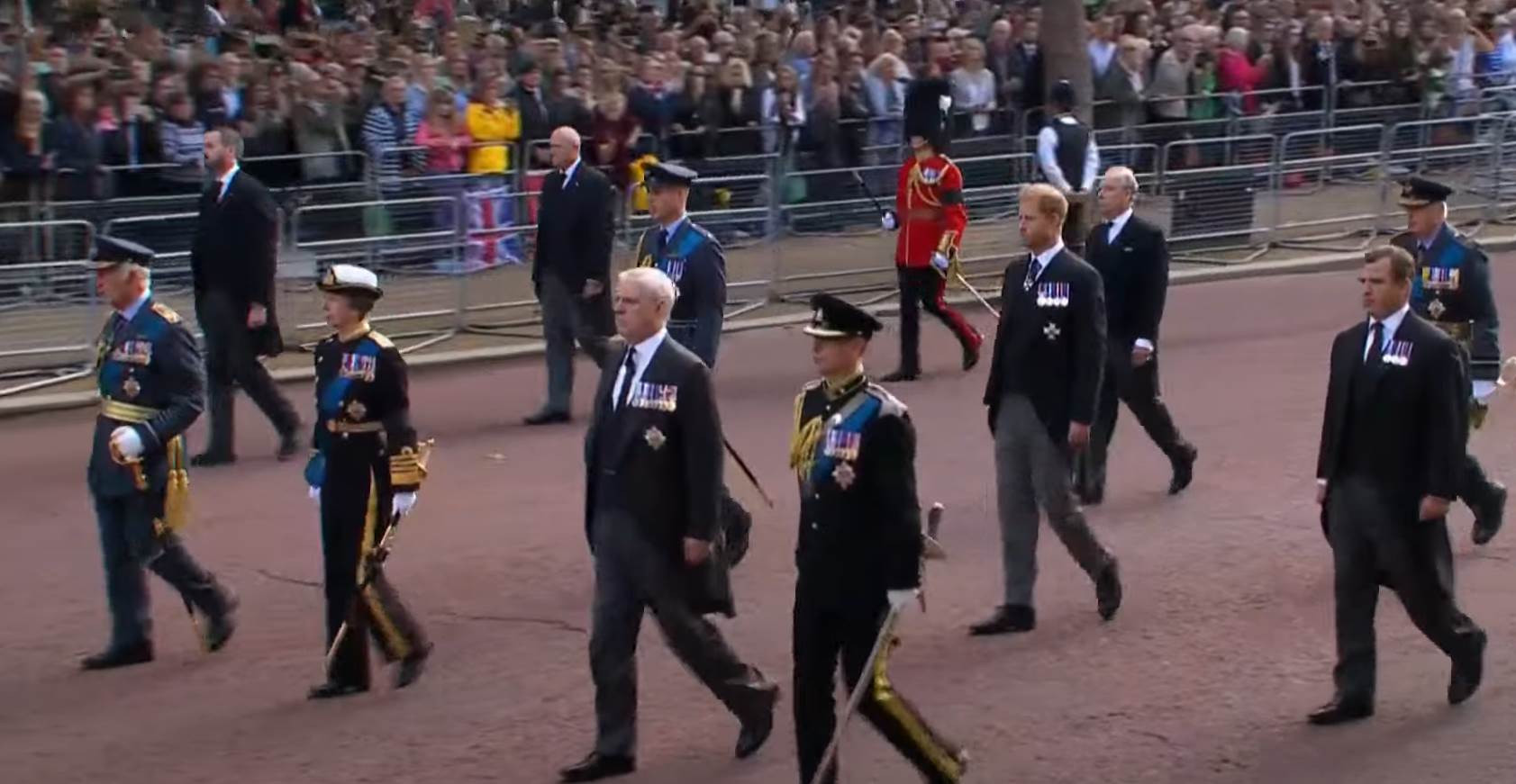 kralj i princevi prate kovceg kraljice (4).png