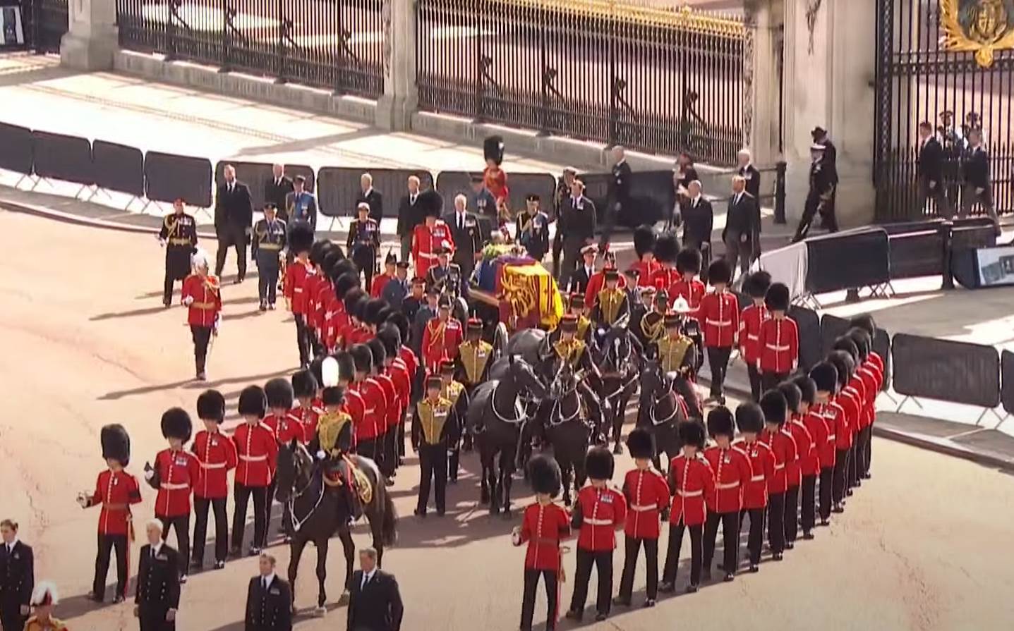 kralj i princevi prate kovceg kraljice (8).png