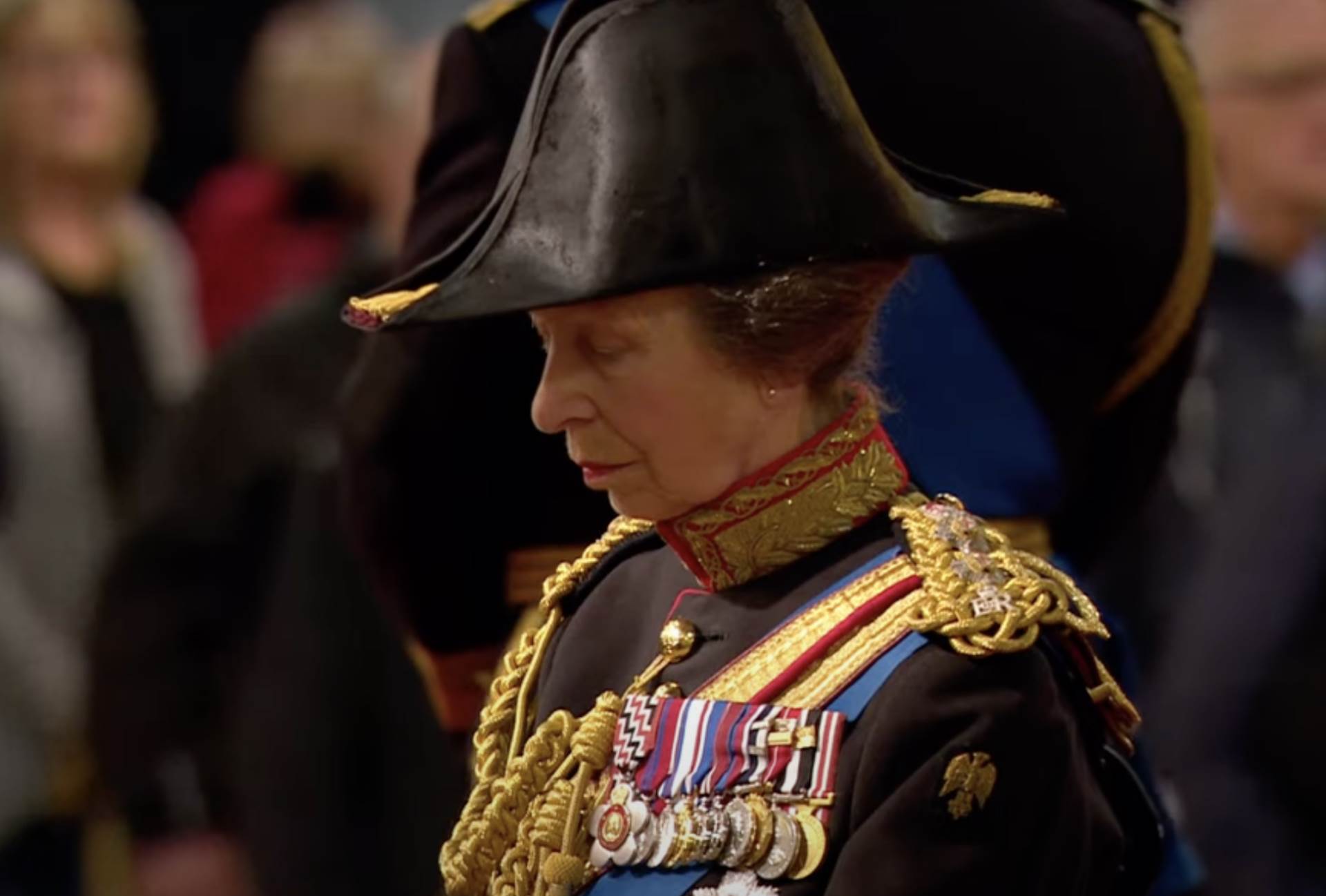 Kralj Carls pored kovcega kraljice Elizabete Druge5.png