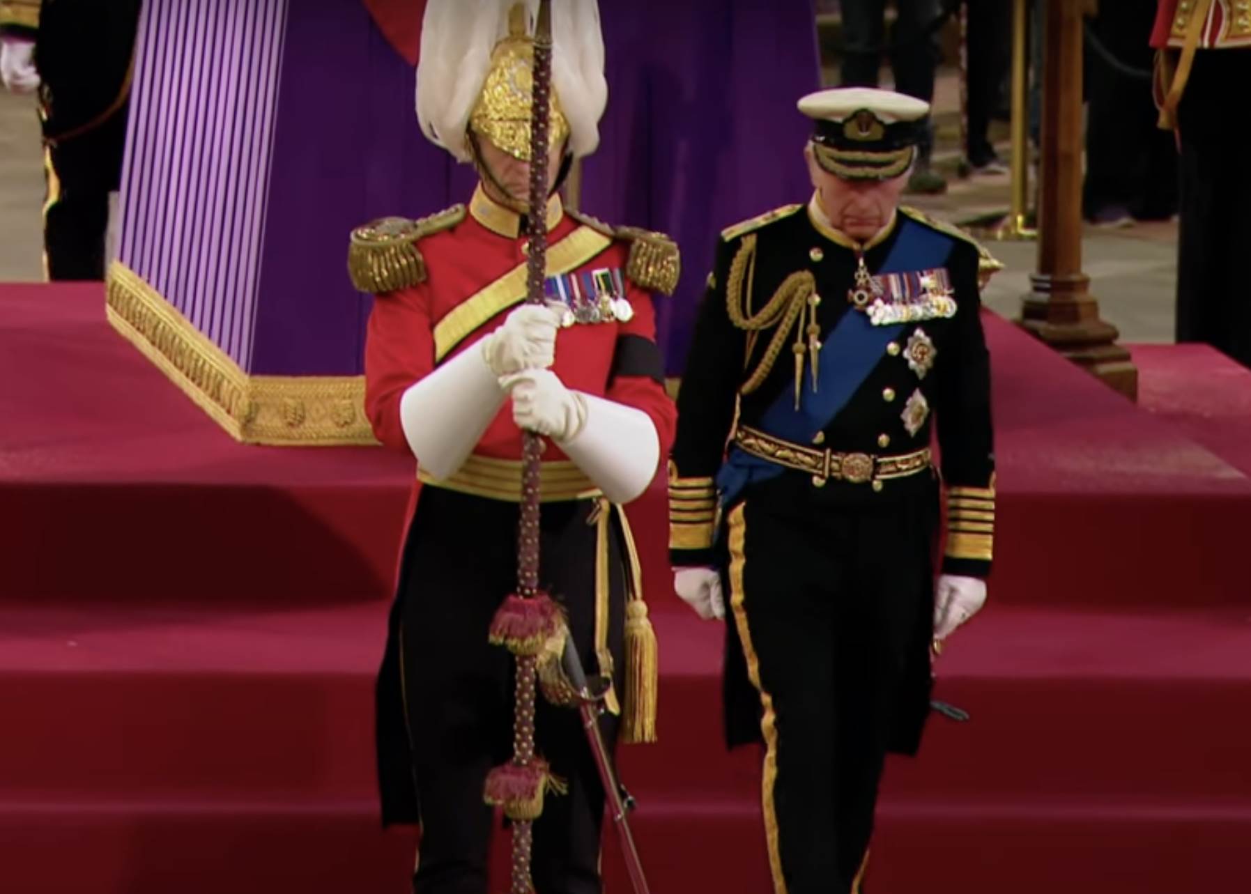 Kralj Carls pored kovcega kraljice Elizabete Druge8.png