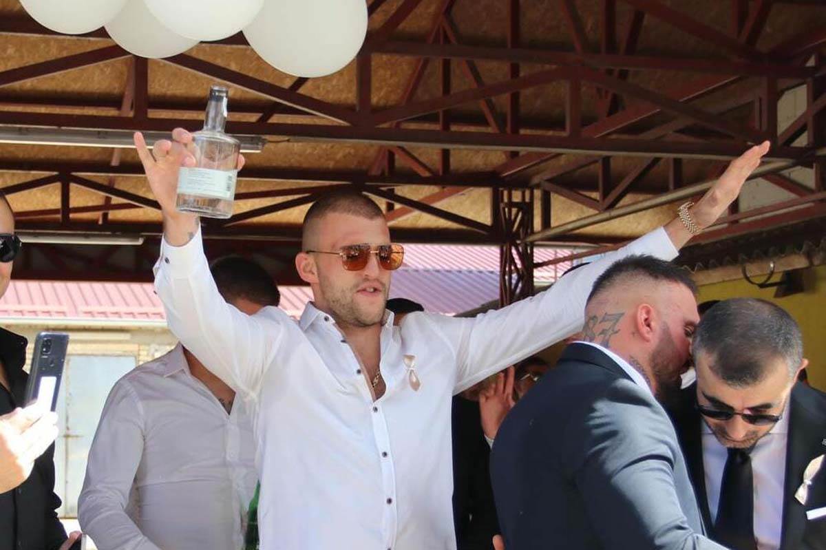 Veljko Ražnatović nosi pevača na svadbi Mirka i Bojane