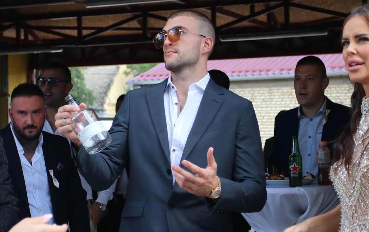 Veljko Ražnatović nosi pevača na svadbi Mirka i Bojane