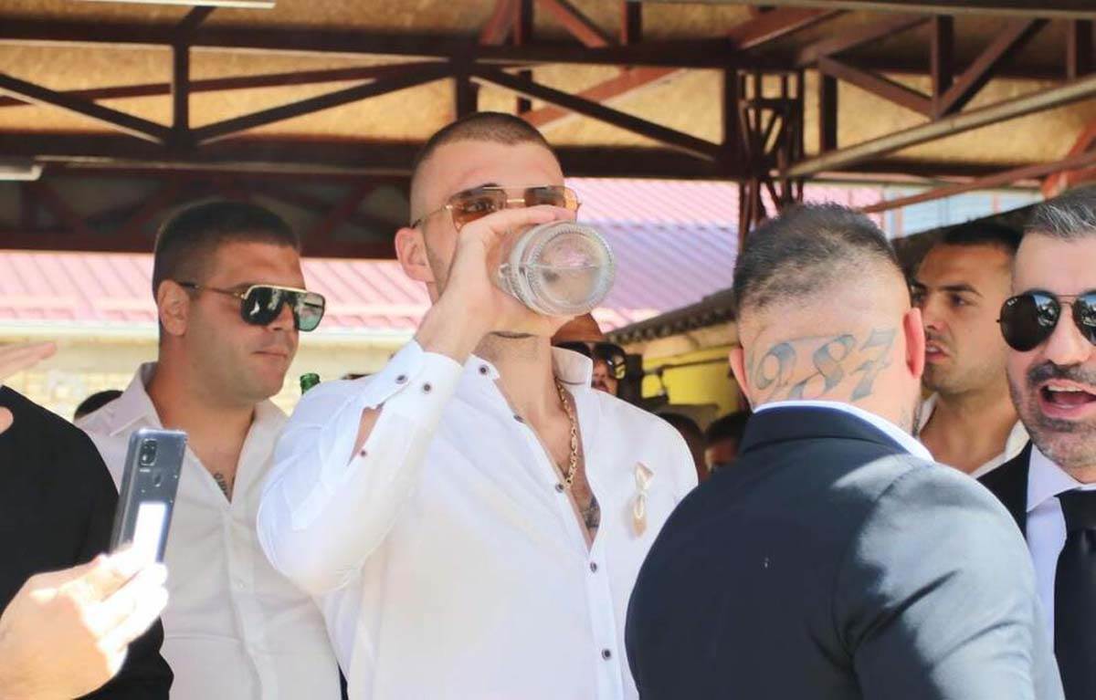 Veljko Ražnatović nosi pevača na svadbi Mirka i Bojane