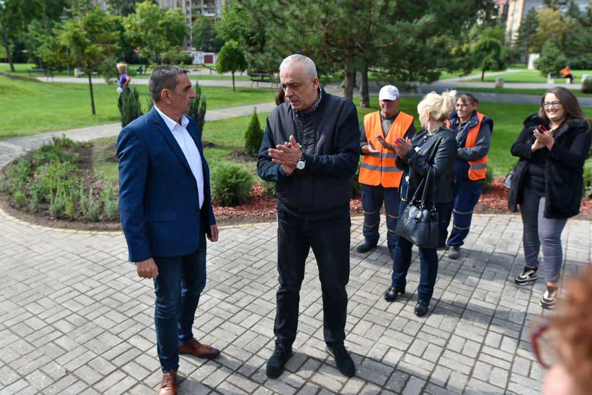U SUBOTICI POSAĐENO 75 SADNICA ČETINARA: U akciji učestvovao i gradonačelnik Stevan Bakić! (FOTO)