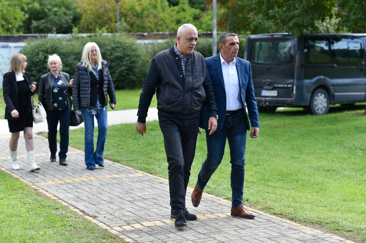 U SUBOTICI POSAĐENO 75 SADNICA ČETINARA: U akciji učestvovao i gradonačelnik Stevan Bakić! (FOTO)