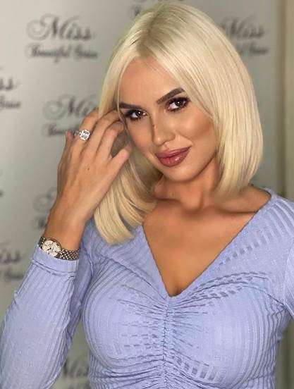 Ana Grozdanović u miniću