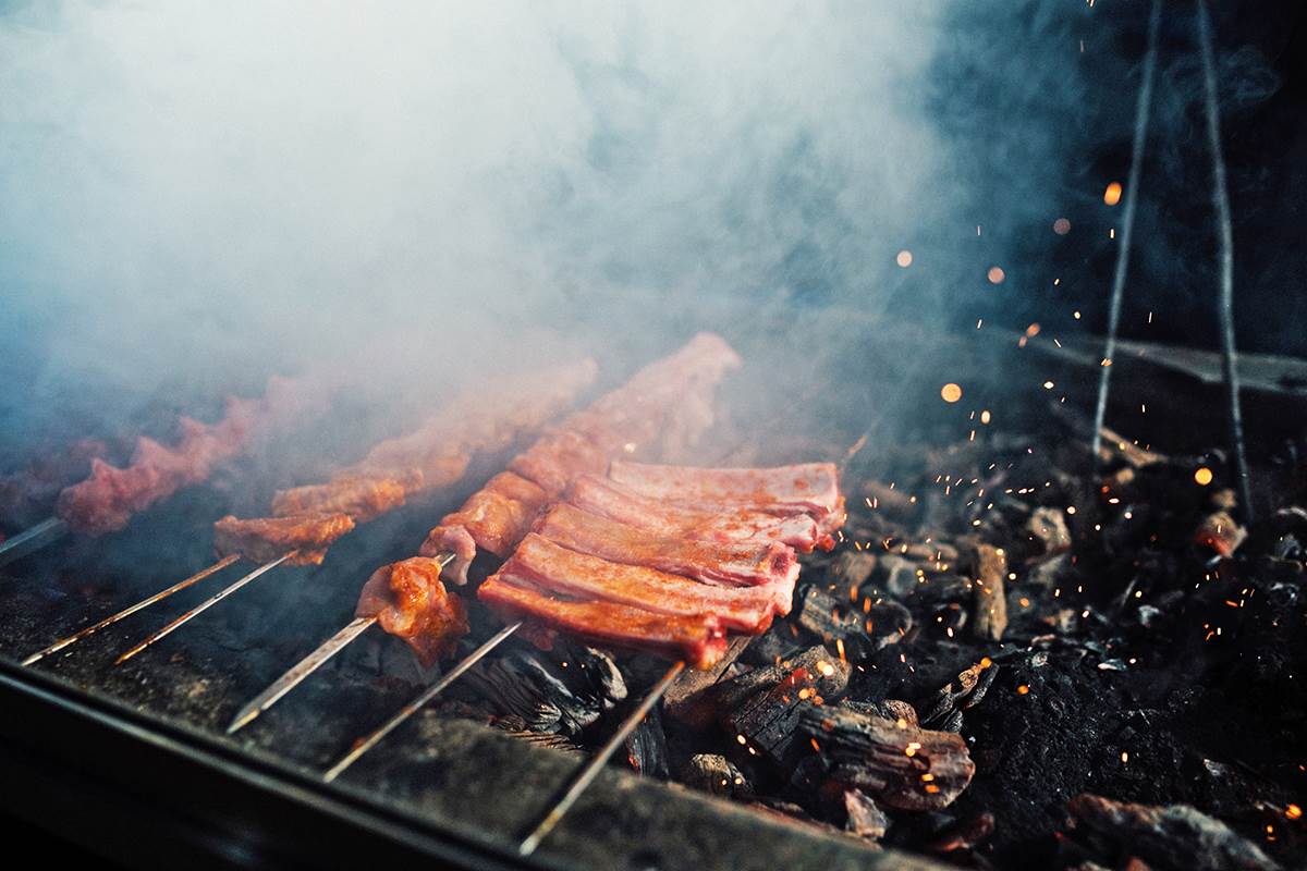 Grilovanje mesa u restoranu u Istanbulu.jpg
