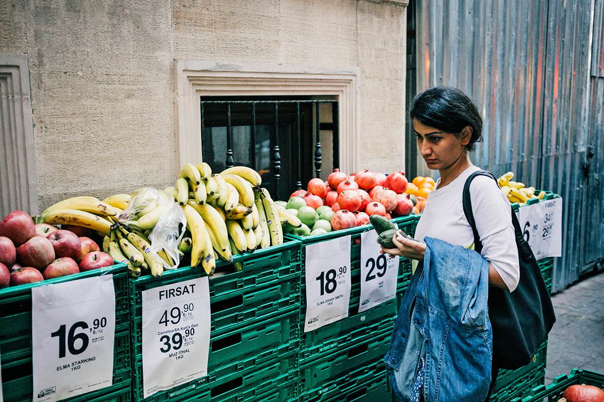 Mlada žena kupuje voće na ulici u Istanbulu.jpg