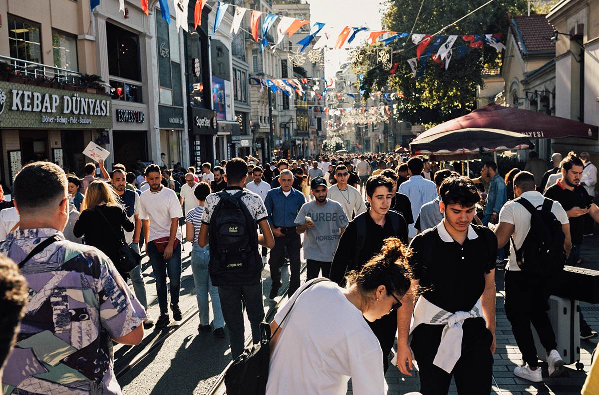 Tipična gužva ponedeljkom u Istikal ulici.jpg