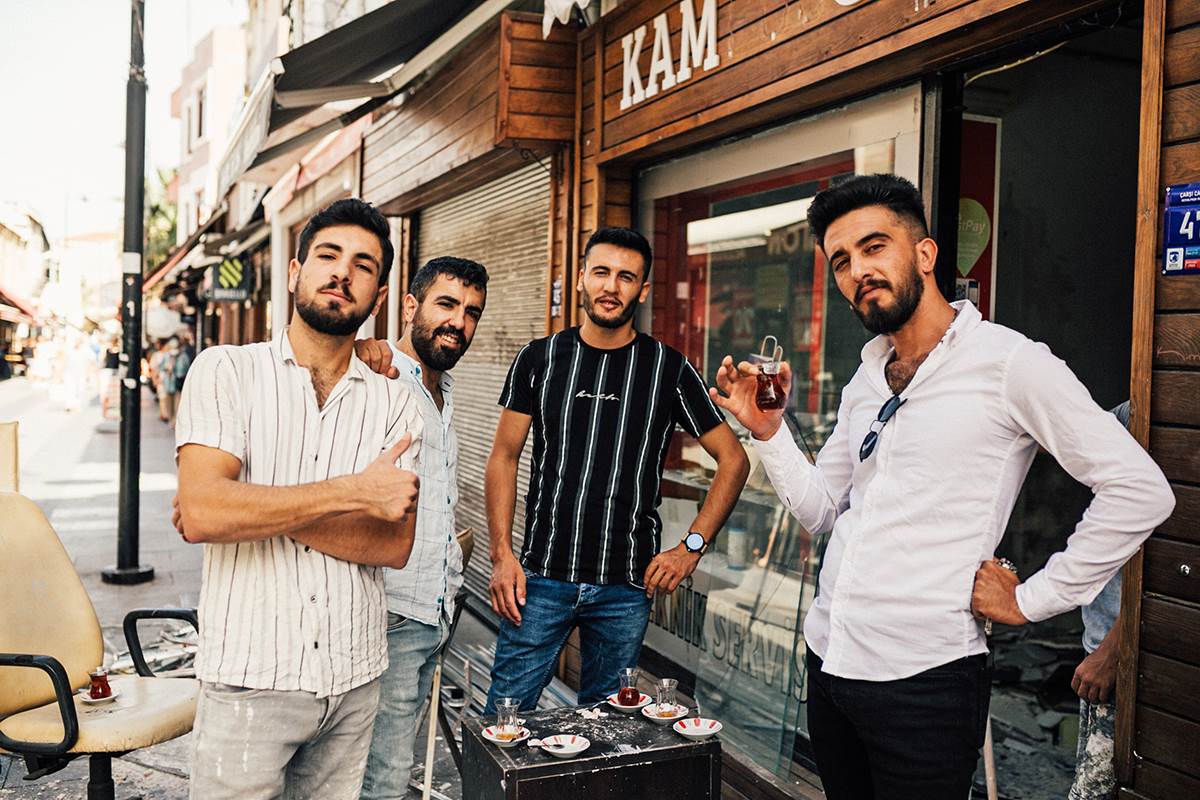 Lokalni mladici piju čaj.jpg