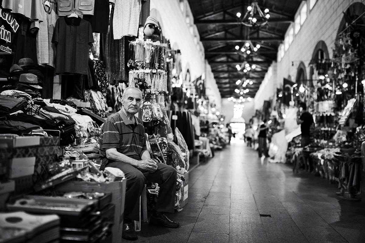 Prodavac na lokalnom bazaru.jpg