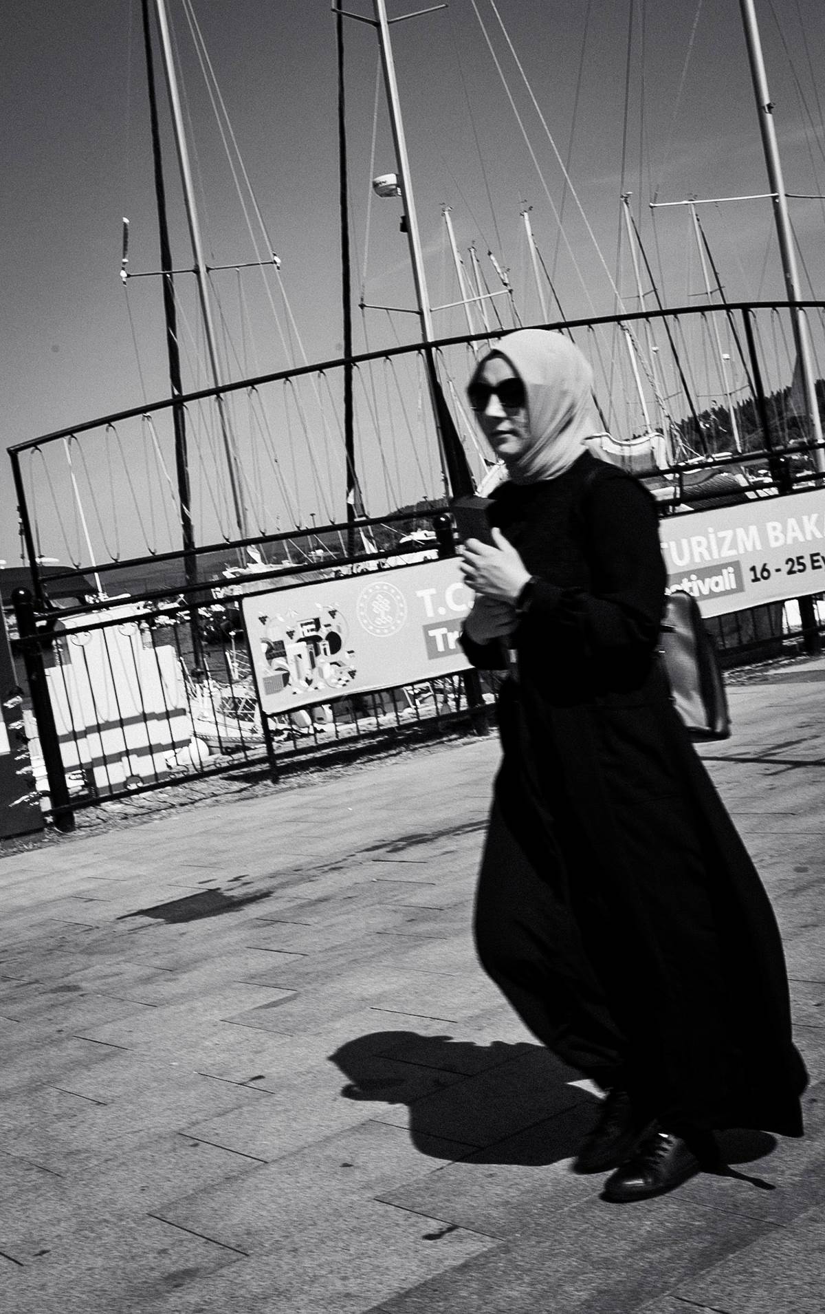 Žena u prolazu, u luci.jpg