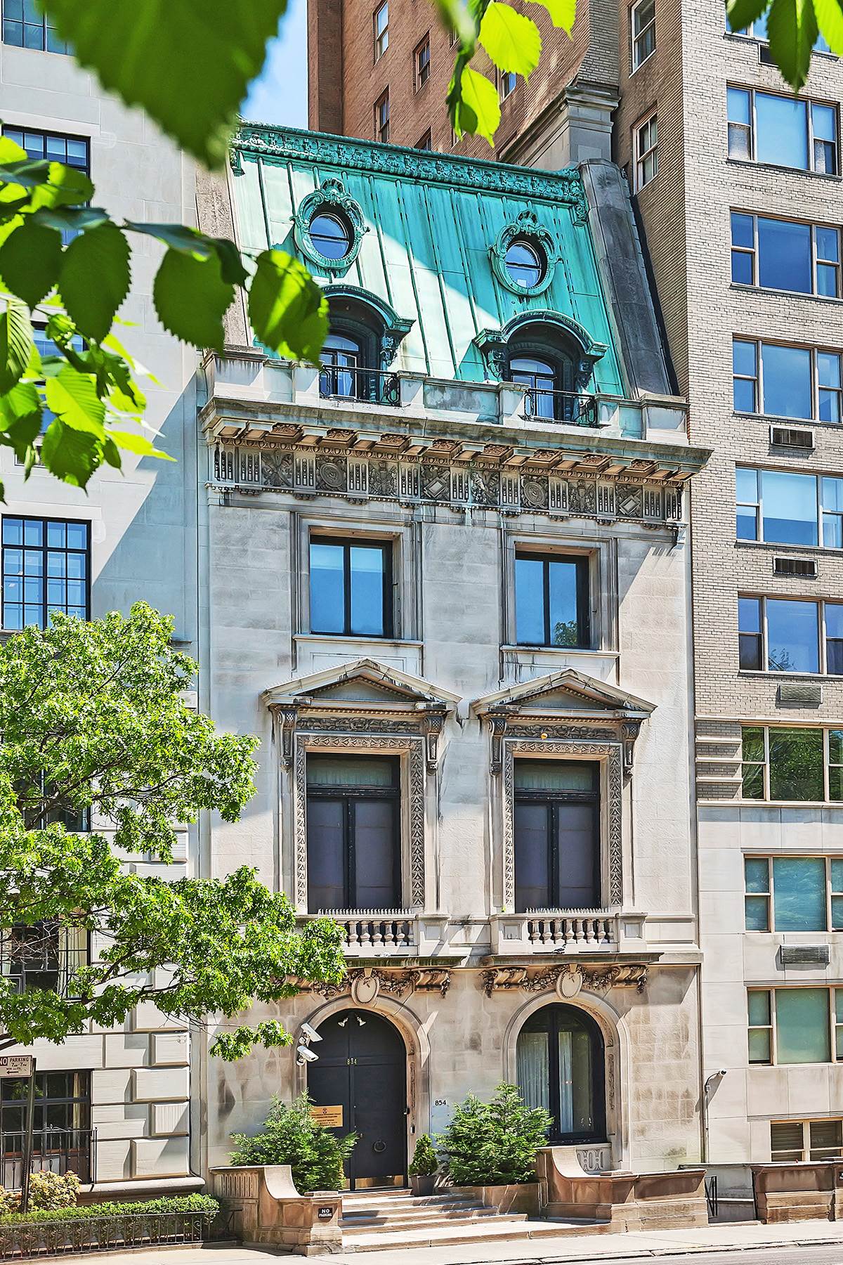 Titova vila Menhtetn (2).jpg