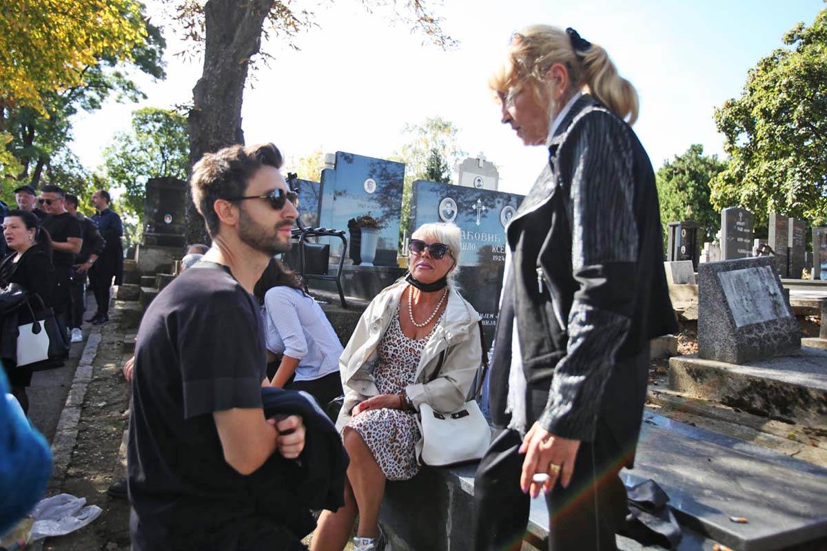 Pomen pevaču Tomi Zdravkoviću održan je danas na Centralnom groblju (16).jpeg