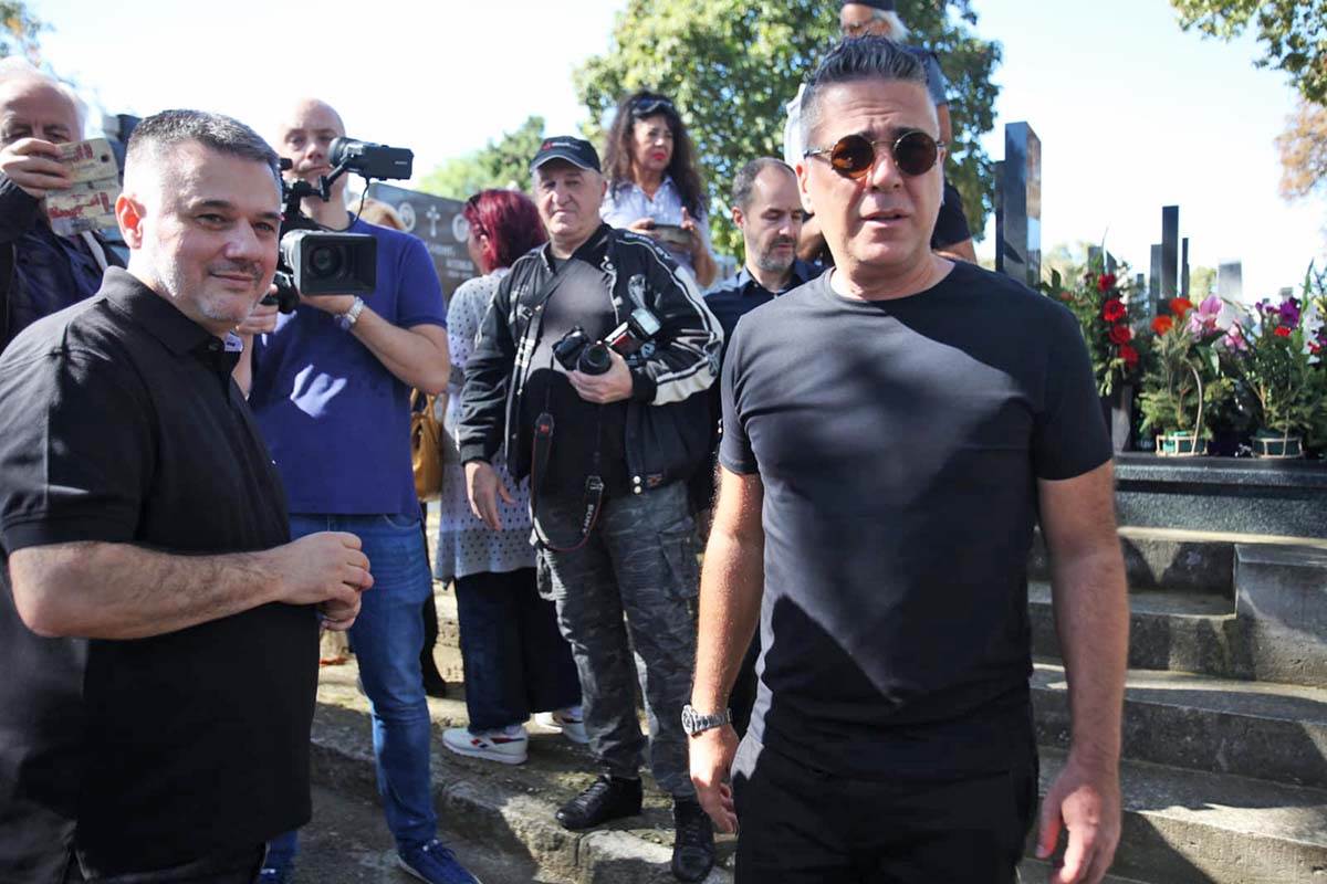 Pomen pevaču Tomi Zdravkoviću održan je danas na Centralnom groblju (19).jpeg