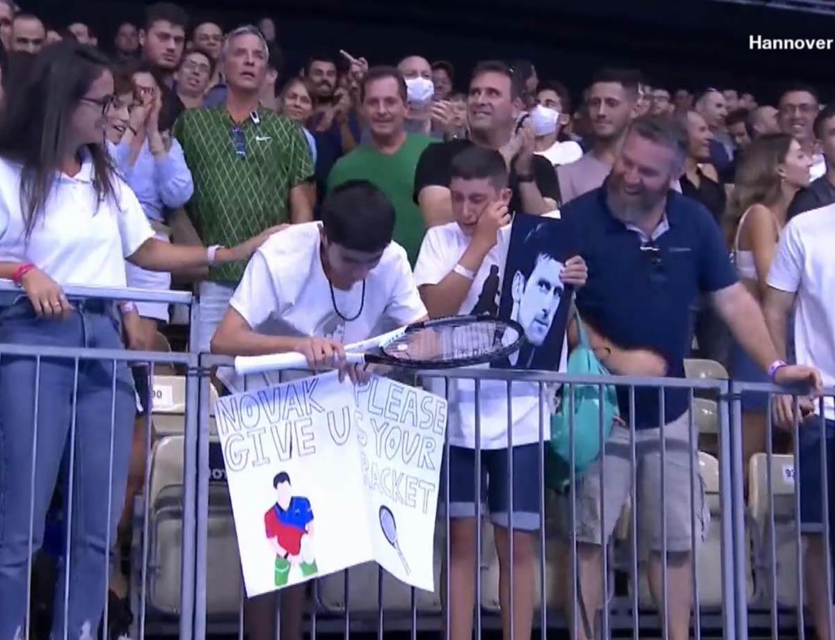 Novak daje svoj reket fanu  (3).jpg