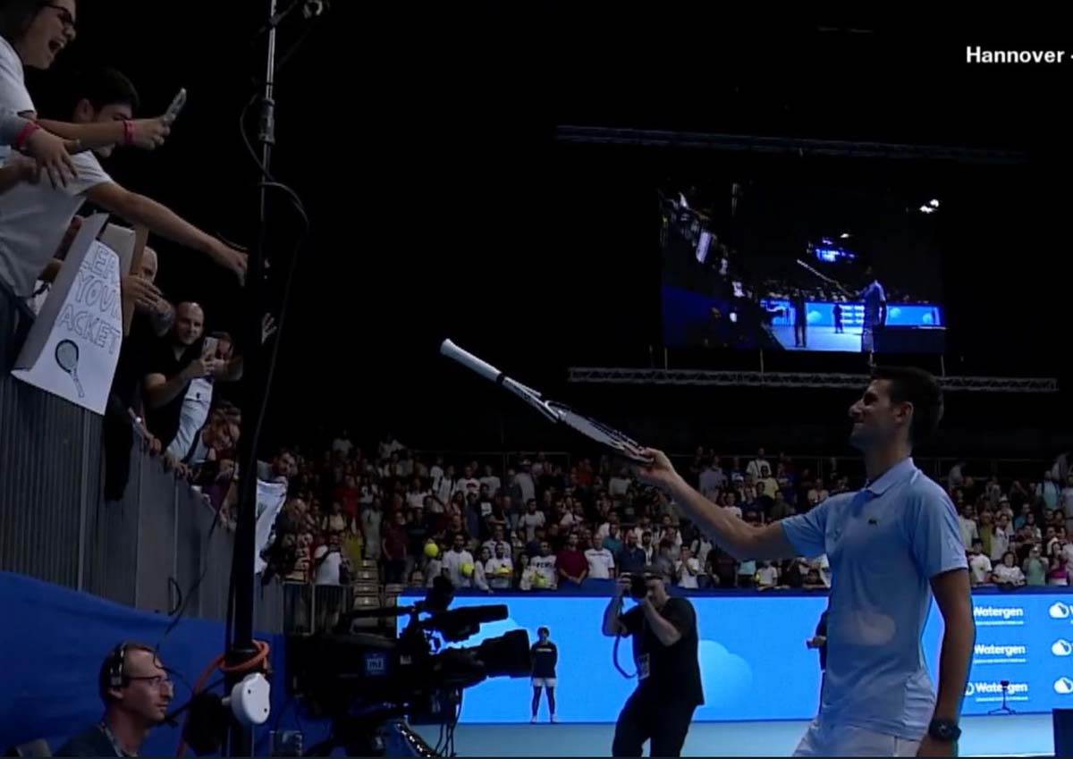 Novak daje svoj reket fanu  (4).jpg