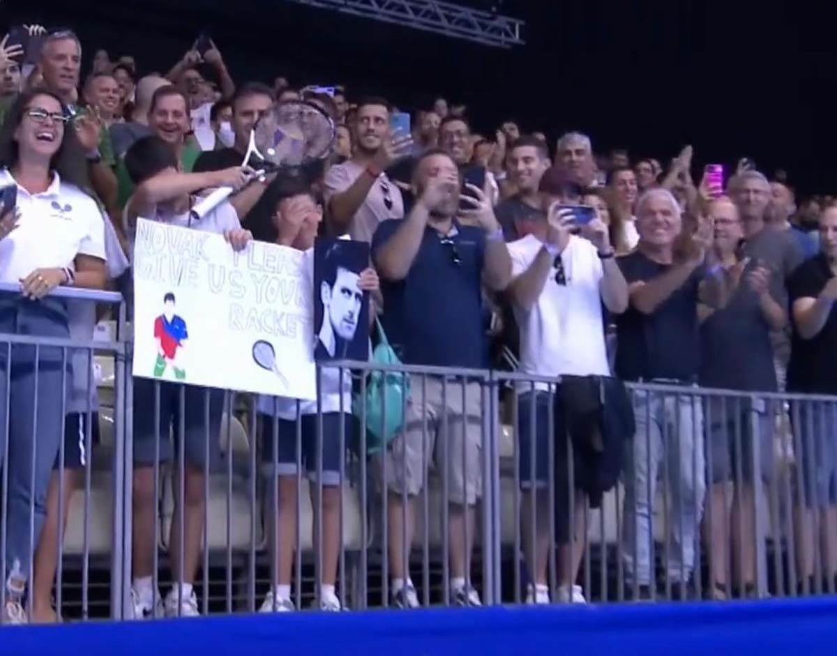 Novak daje svoj reket fanu  (5).jpg