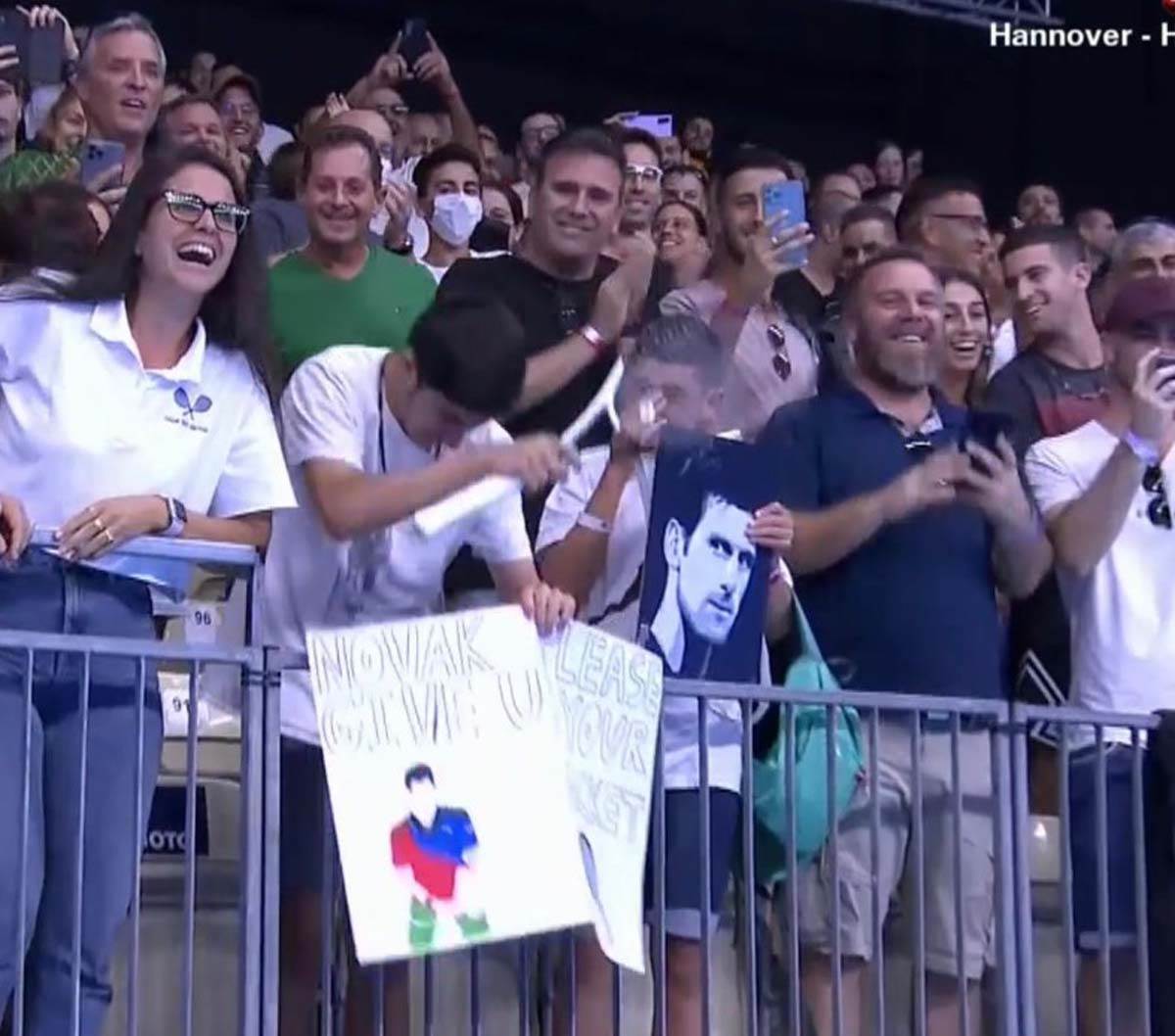 Novak daje svoj reket fanu  (6).jpg