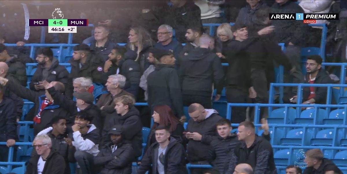 Navijači Mančester junajteda napuštaju stadion protiv Mančester sitija (1).jpg