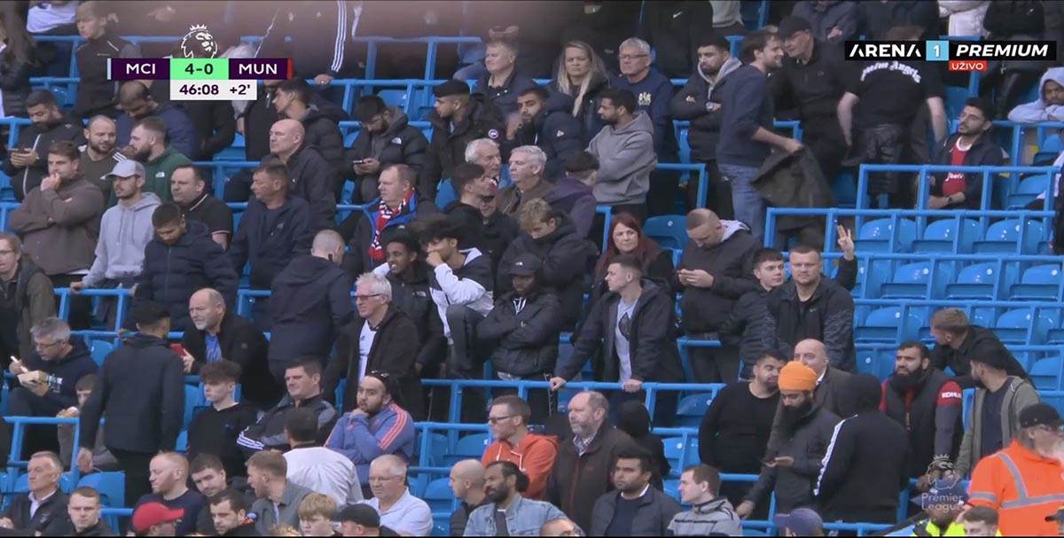 Navijači Mančester junajteda napuštaju stadion protiv Mančester sitija (2).jpg