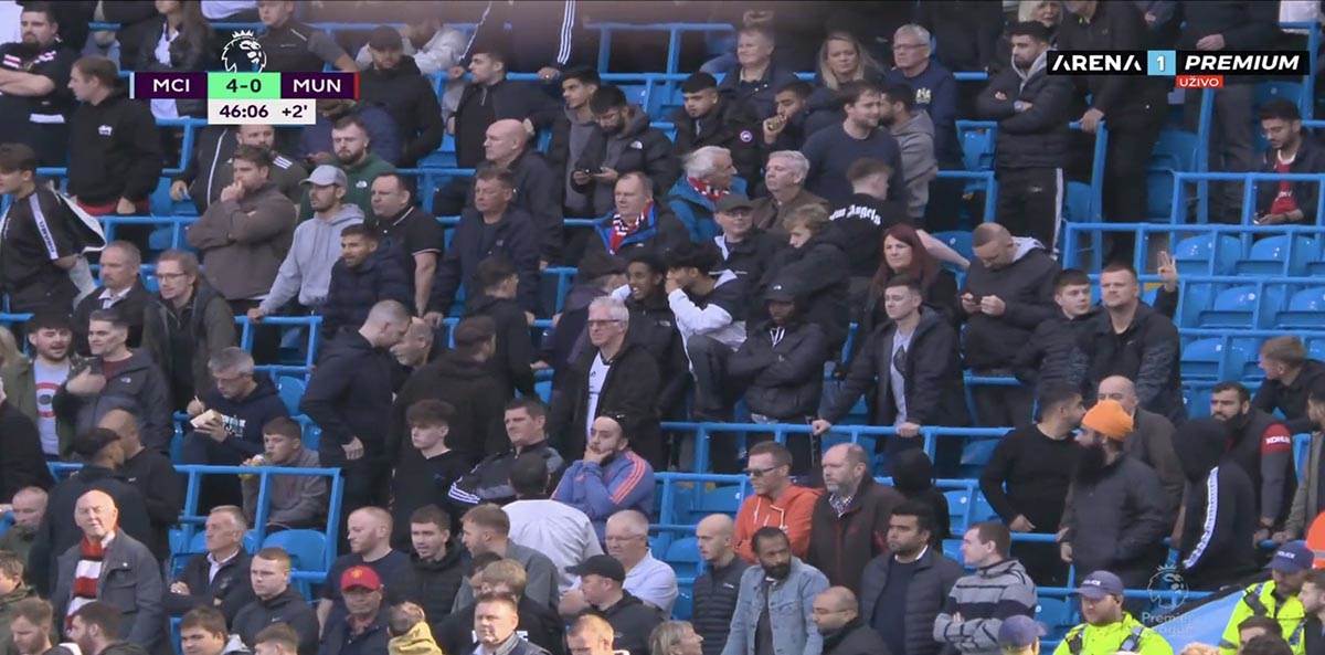 Navijači Mančester junajteda napuštaju stadion protiv Mančester sitija (3).jpg