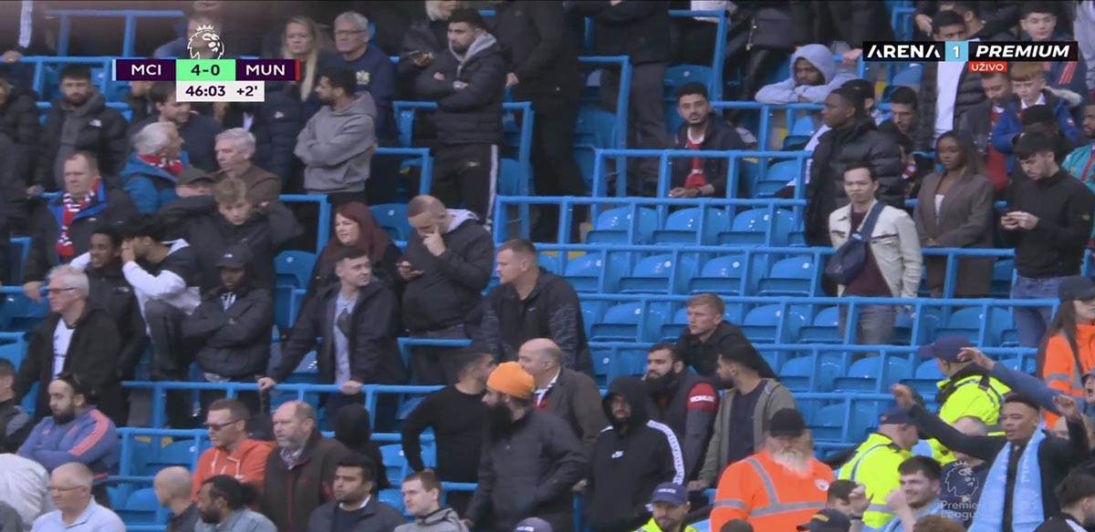Navijači Mančester junajteda napuštaju stadion protiv Mančester sitija (4).jpg