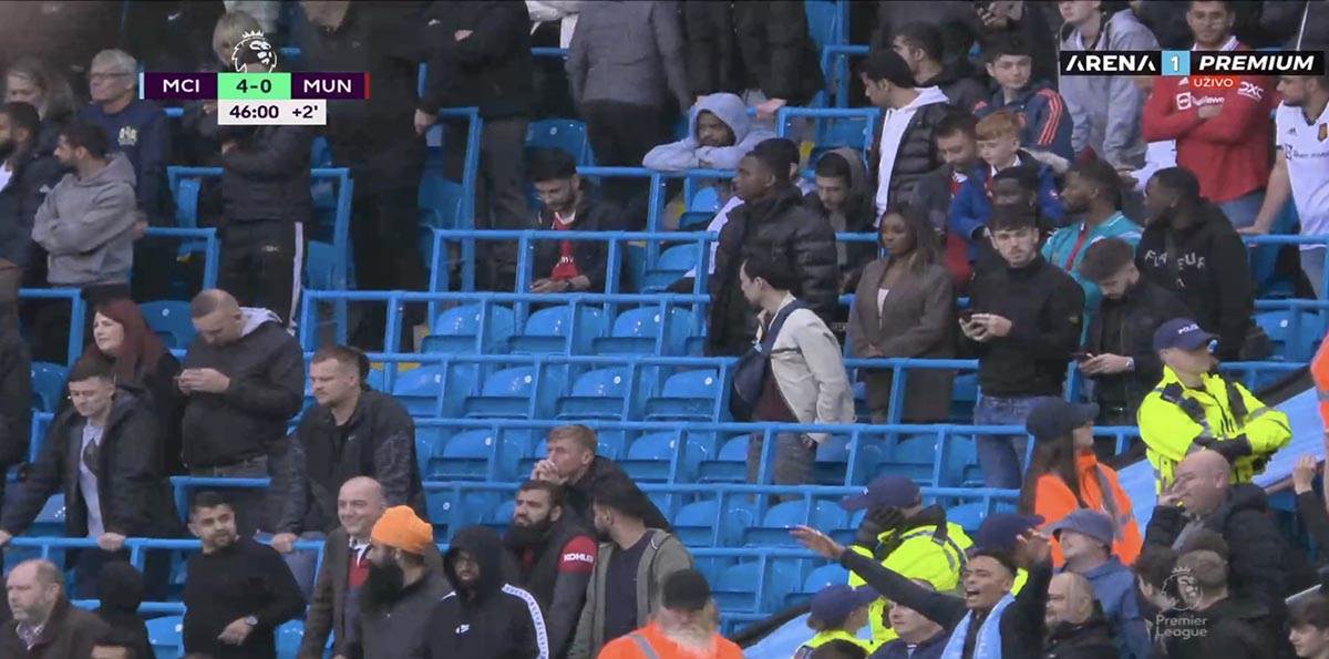 Navijači Mančester junajteda napuštaju stadion protiv Mančester sitija (5).jpg