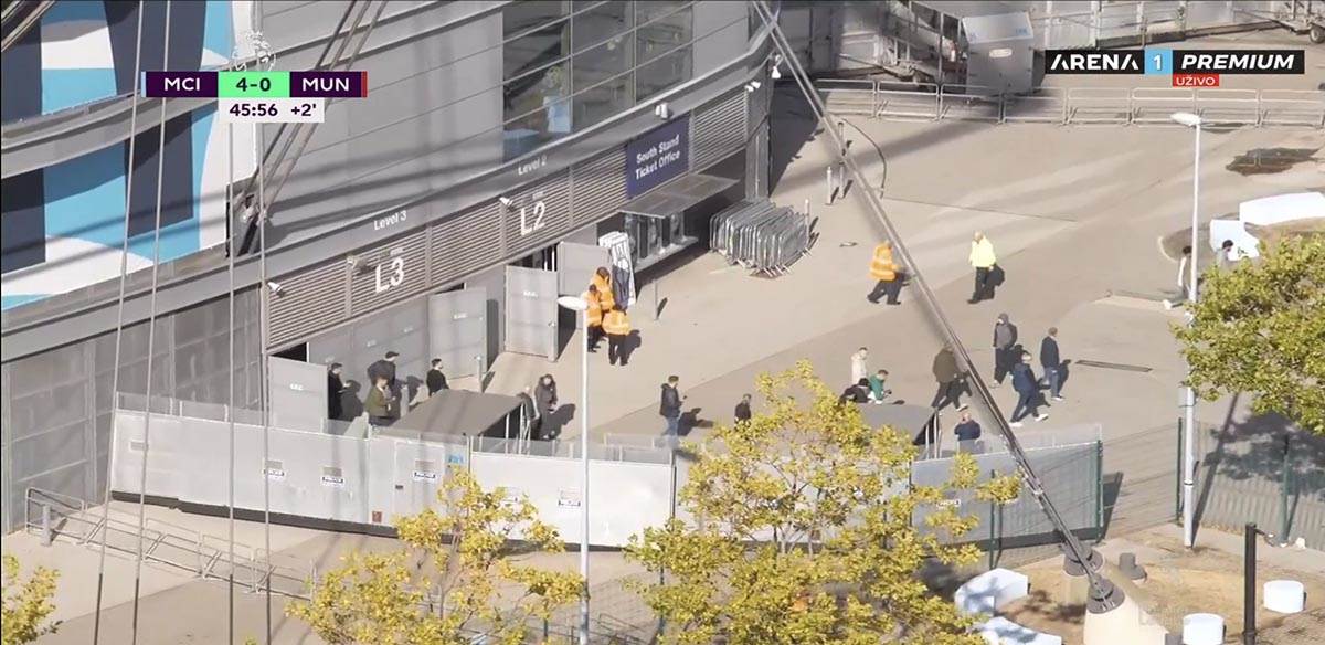 Navijači Mančester junajteda napuštaju stadion protiv Mančester sitija (7).jpg