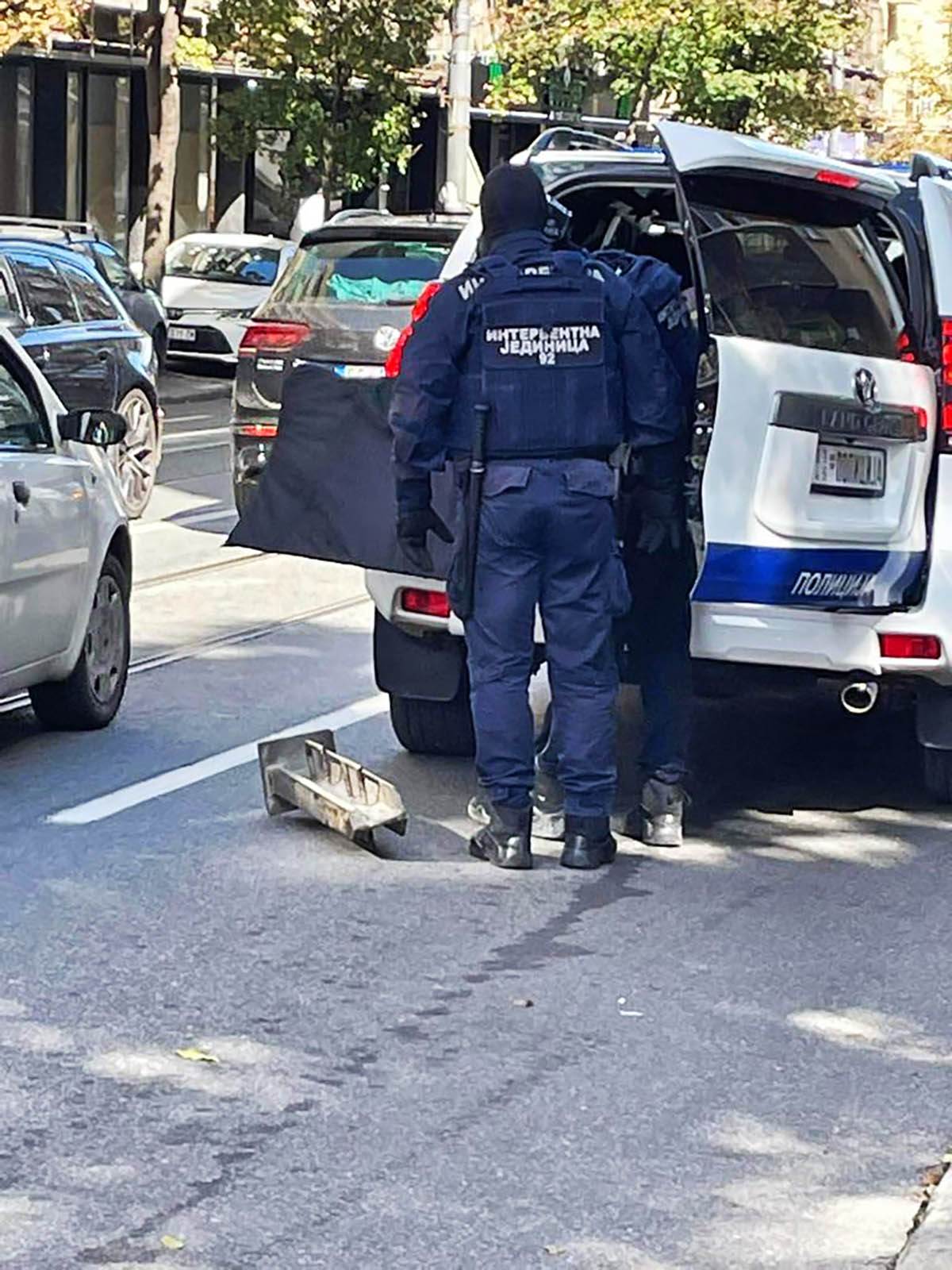 Mladić došao kod oca specijalci razbijali vrata u Krunskoj ulici