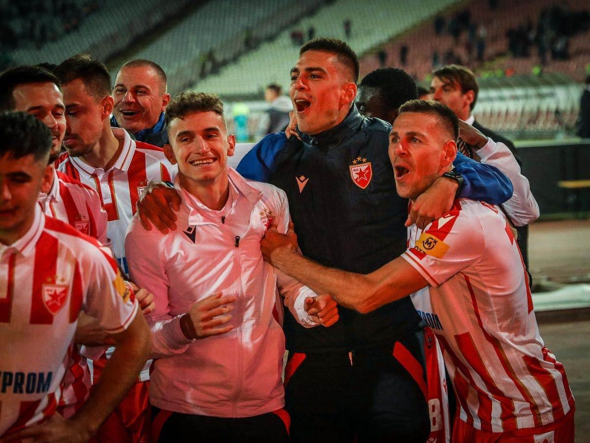 Crvena Zvezda kraj meča  (3).jpg