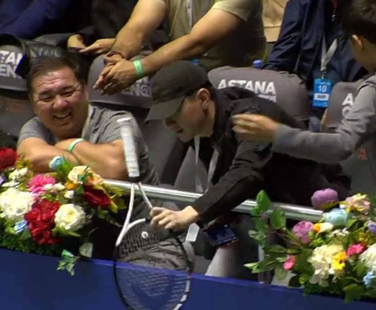 Novak Đoković baca reket  (6).jpg