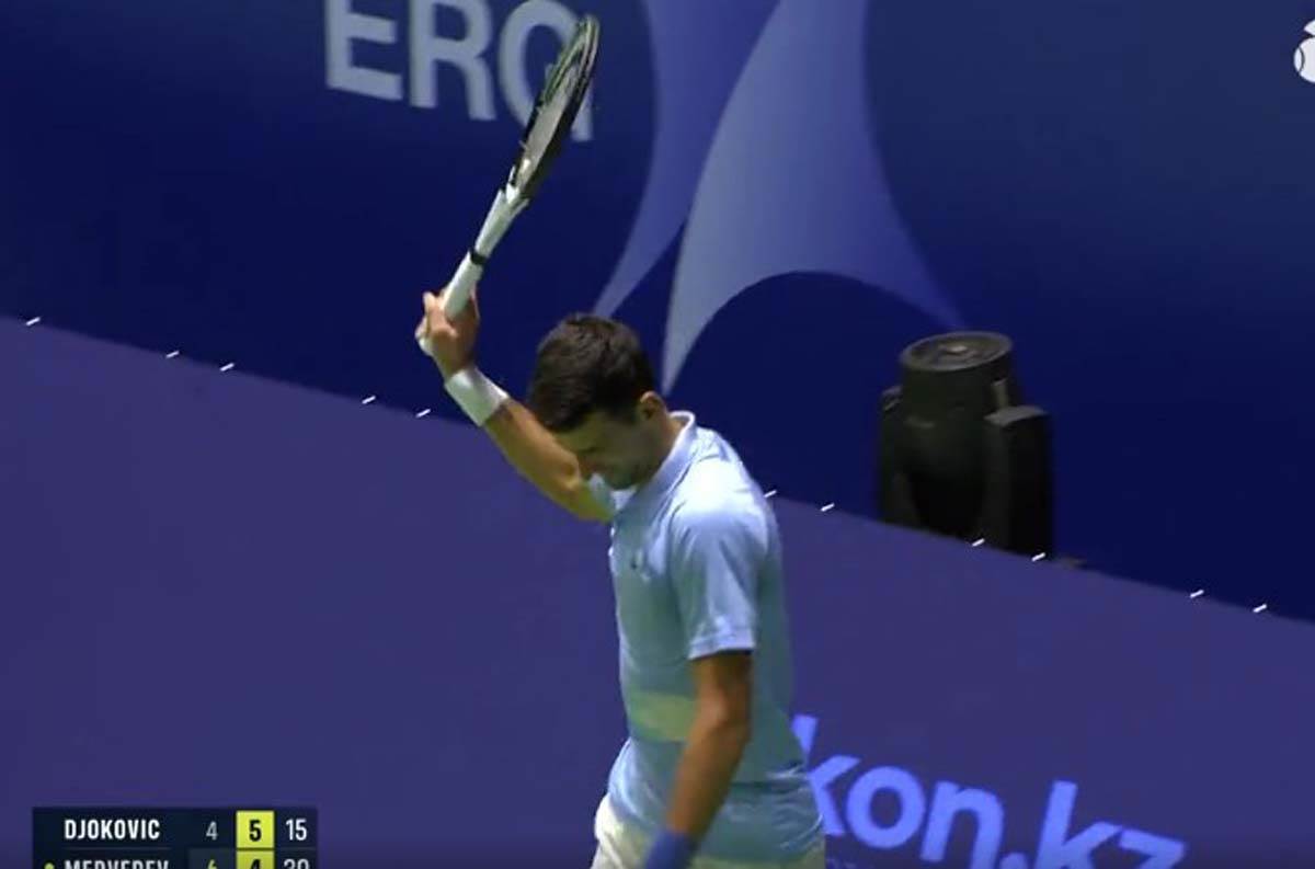 Novak Đoković baca reket  (1).jpg