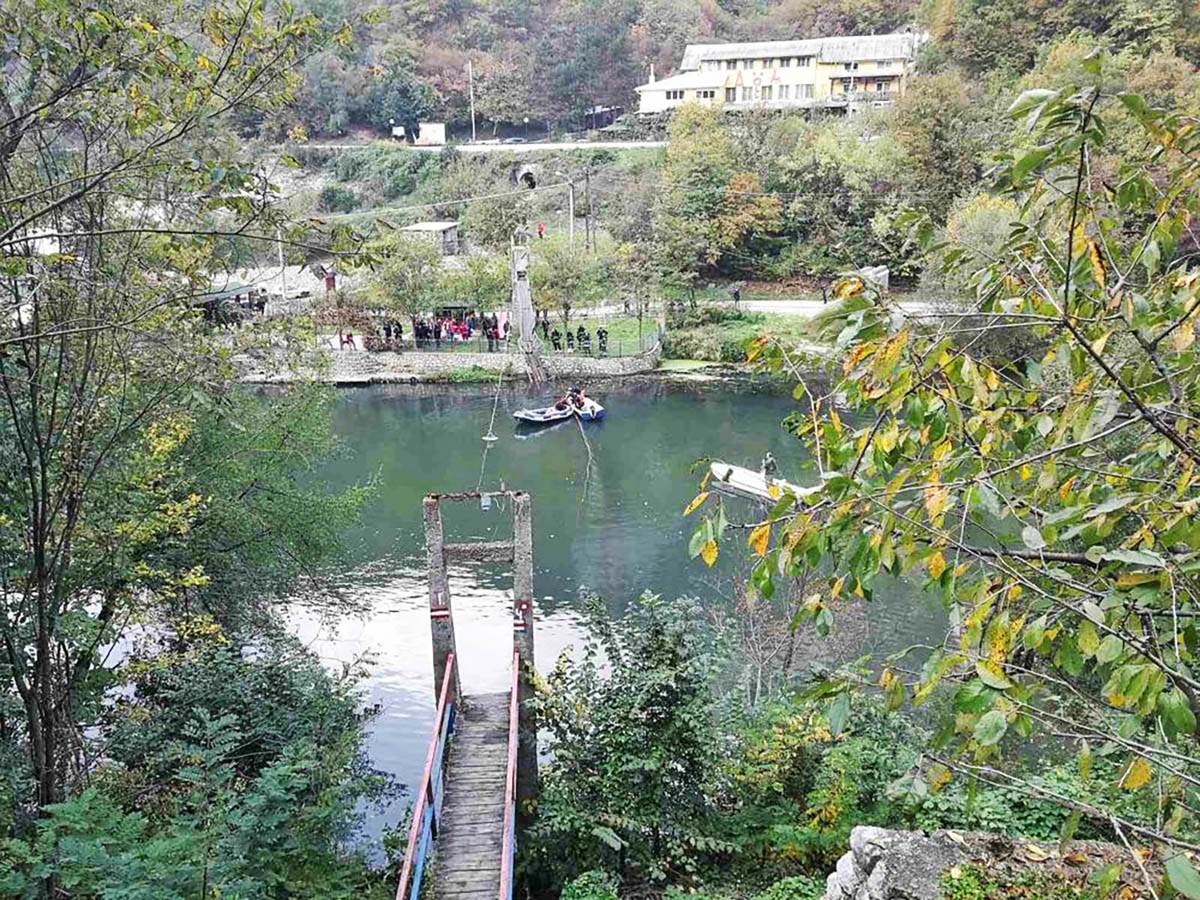 Sruseni most kod Ovcar Banje s kog su se turisti survali u Zapadnu Moravu (5).jpg