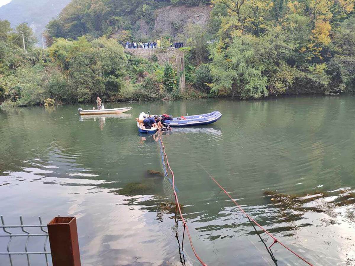Sruseni most kod Ovcar Banje s kog su se turisti survali u Zapadnu Moravu (1).jpg